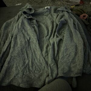 Grey cardigan with ruffle edges🩷